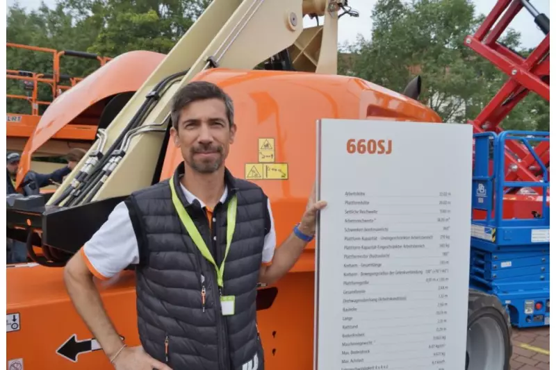 Laurent Montenay, Geschäftsführer, zeigte
am Stand von JLG Deutschland u. a. die
Teleskoparbeitsbühne 660SJ mit einer Arbeitsreichweite
von 17,95 m und einer maximalen Arbeitshöhe von 22,31 m.