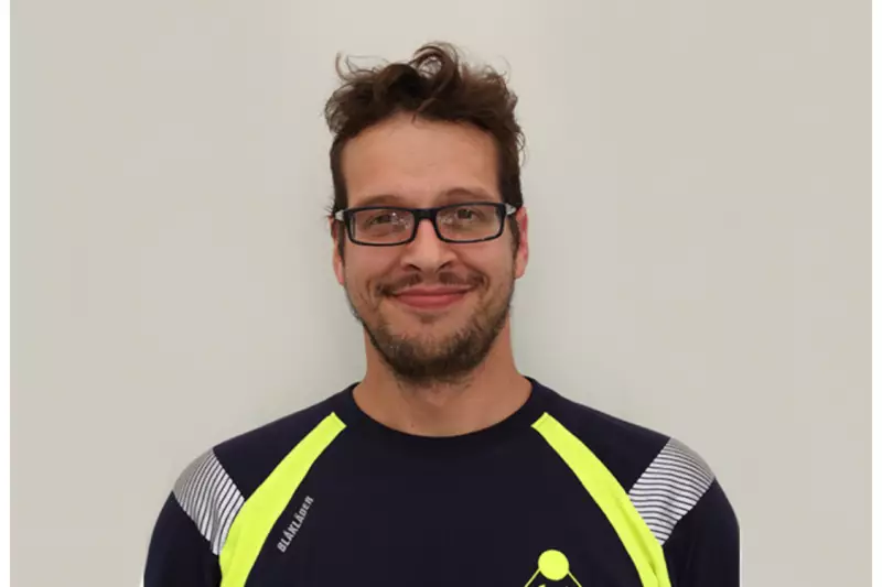 Roman Mirrek ist Werkstattleiter bei Paulus Straßenbau. Er nutzt den TrackPilot, um stets auf dem Laufenden zu sein über Kilometerstände und Betriebsstunden. Wichtige Basisdaten für seine Wartungsplanung.