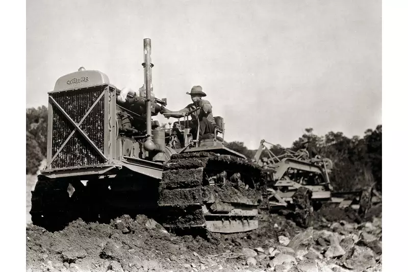 Mit einem Raupenfahrwerk fing alles an: 1925 schlossen sich die Holt Manufacturing Company und die C.L. Best Tractor Co. zusammen und gründeten Caterpillar. Ihr Ziel: Raupentraktoren zu entwickeln, die länger und schneller arbeiten konnten als von Pferden gezogene Maschinen. Damit legten sie vor hundert Jahren den Grundstein für den heutigen Baumaschinen-Weltmarktführer. 2025 feiert das Unternehmen sein hundertjähriges Bestehen. Mit der Firmengründung verbunden ist eine jahrzehntelange Entwicklung kundenorientierter Innovationen, die den Fortschritt der gesamten Baumaschinenbranche geprägt hat. Auch auf der bauma in München wird das runde Jubiläum deutlich präsent sein. Der Messeauftritt von Caterpillar und Zeppelin in der Halle B6 und im Freigelände steht unter dem Motto „Die nächsten hundert Jahre“.