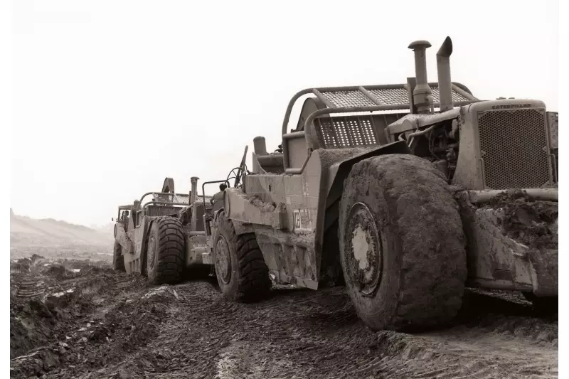 Als Wegbereiter der gleislosen Erdbewegung galten Schürfzüge. 1931 wurde der erste Cat Motorgrader vorgestellt, nachdem Caterpillar die Russell Grader Manufacturing Company übernommen hatte.