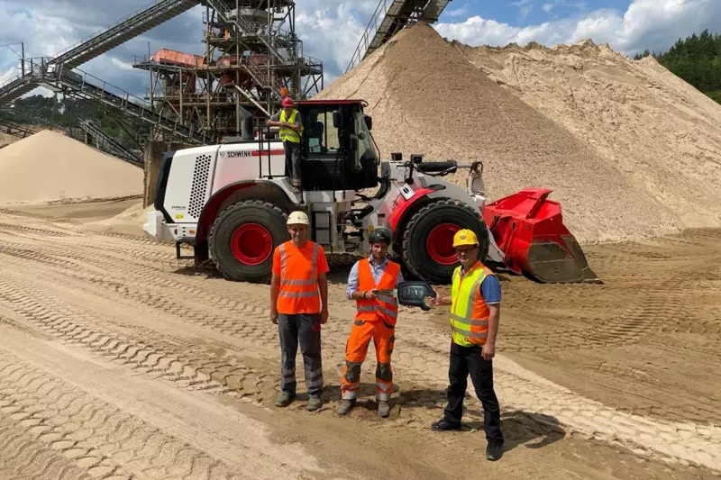 Als wäre nichts gewesen hat der Radlader nach dem Rebuild bereits 700 Betriebsstunden absolviert. Hier mit Jörg Neugebauer, Schwenk Produktionsleiter, Marcus Leonhardt, Prokurist bei Schwenk, und Oliver Kutscher, Zeppelin Serviceleiter (von links). Auf dem Radlader Veit Hett, Fahrer bei Schwenk.