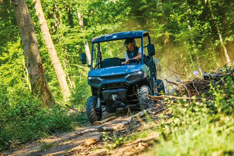 Mit Karacho über Stock und Stein. Dank 25 cm Bodenfreiheit, langhubigem Fahrwerk und griffigen Ballonreifen bügelt der Ranger 500 raue Pisten glatt. Die Höchstgeschwindigkeit von ca. 55 km/h ist für den Baustelleneinsatz flott genug. Foto: Polaris