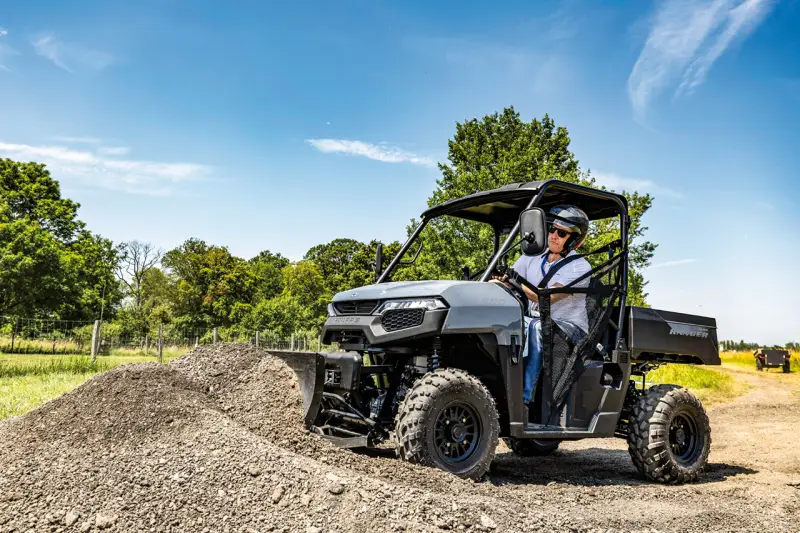 Die 28 PS des Einzylinder-Benziners schieben in Verbindung mit dem automatisch geregelten Allradantrieb kräftig an. Foto: Polaris