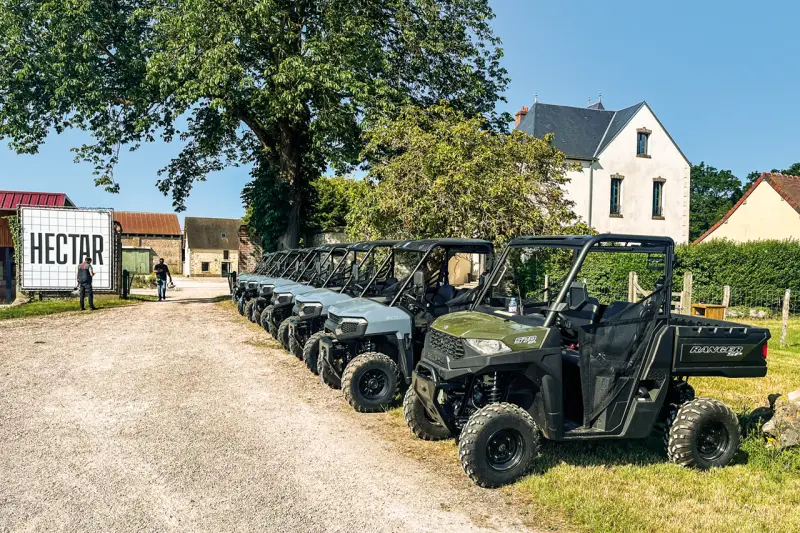 Aufstellung zu den Testfahrten. Den 500er-Modellen voran steht ein Ranger 570, der zum höheren Preis mehr Motorleistung, Komfort und Ausstattung bietet. Hinsichtlich Zuladung und Anhängelast ist der kleine Bruder aber gleichauf. Foto: Treffpunkt.Bau