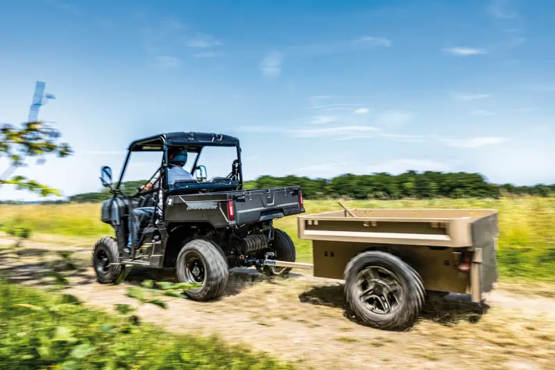 Eine Paradedisziplin des Ranger 500 ist der Materialtransport. Tiefe Schlaglöcher, starke Steigungen und enge Durchfahrten meistert er mit Bravour – mit bis zu 680 kg am Haken. Foto: Polaris
