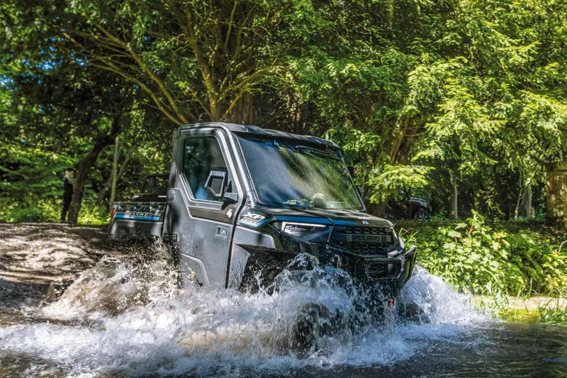 Bis zu 454 kg transportiert der Ranger souverän über Stock und Stein und schreckt mit 33 cm Bodenfreiheit auch vor tiefen Furten und felsigem Terrain nicht zurück. Das bedarfsgesteuerte Allradsystem aktiviert automatisch den Vierradantrieb, wenn Traktionsverlust droht. Quelle: Polaris