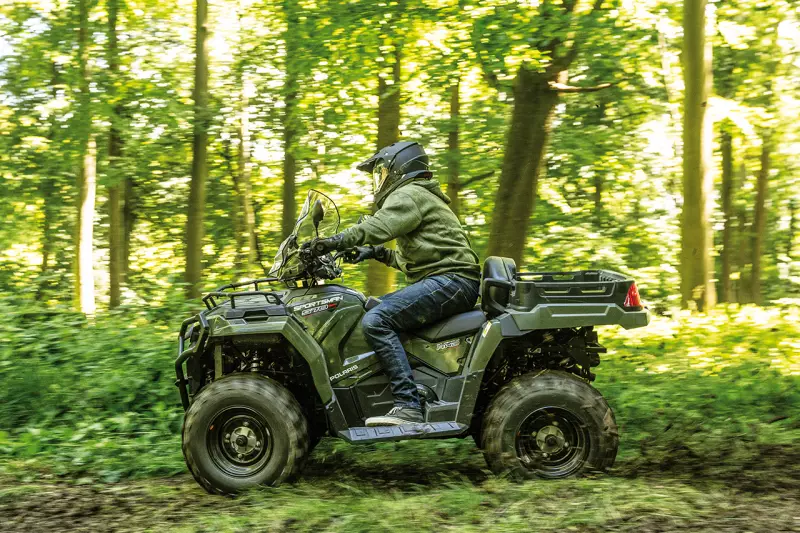 Bodenschonend dank Turf-Modus. Der Sportsman X2 570 kann per Knopfdruck das hintere Differential entsperren, was engere Kurvenfahrten ermöglicht, ohne den Boden aufzureißen. Quelle: Polaris