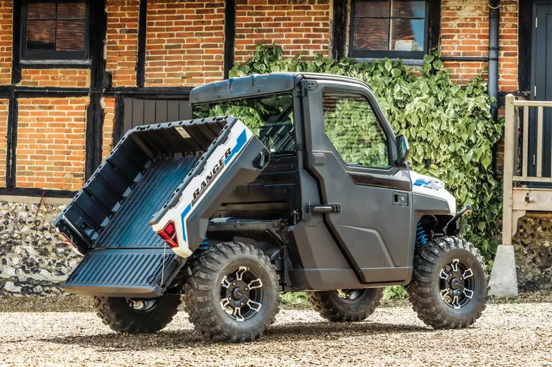 Ein Nutzlastriese mit schmalem ökologischem Fußabdruck. Der vollelektrische Ranger XP Kinetic schleppt bis zu 680 kg Zuladung und die technisch zulässige Anhängelast (gebremst) beträgt 2.370 kg.Diese harten Fakten überzeugen auch Mietparkbetreiber, die das Modell gerne ins Portfolio nehmen – umso lieber, da sich die Verbrennerversionen bereits reger Nachfrage erfreuen. Quelle: Polaris