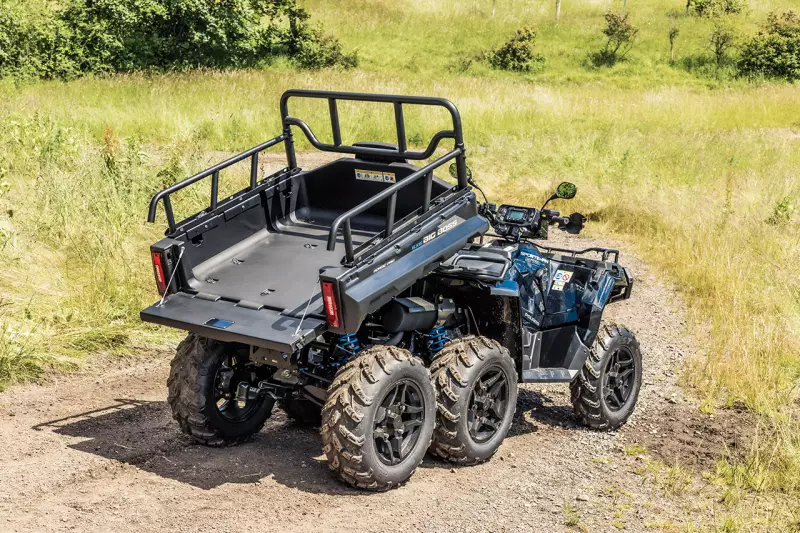 6x6 gleich 362 kg, die der größte Sportsman auf seine Kippmulde laden kann. Damit beweist sich der Fahrspaßkünstler auch als talentierter Lastenträger für Arbeitseinsätze an Orten, die für andere Fahrzeuge unerreichbar sind. Quelle: Polaris