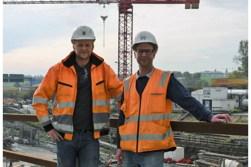 „Sonderlösungen sind beim Tunnelbau der Standard“, sagten uns TVM-Bauleiter Johannes Wolffhardt (l.) und Dr. Matthias Türtscher, Bauleiter bei der ARGE ATCOST21.