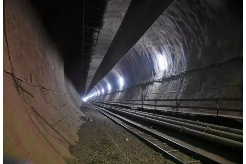 Mitten drin im Fildertunnel. 1,2 km entstanden wegen kritischer geologischer Bedingungen im Sprengvortrieb – sofort erkennbar an der unregelmäßigen Tunnelhaut aus Spritzbeton.