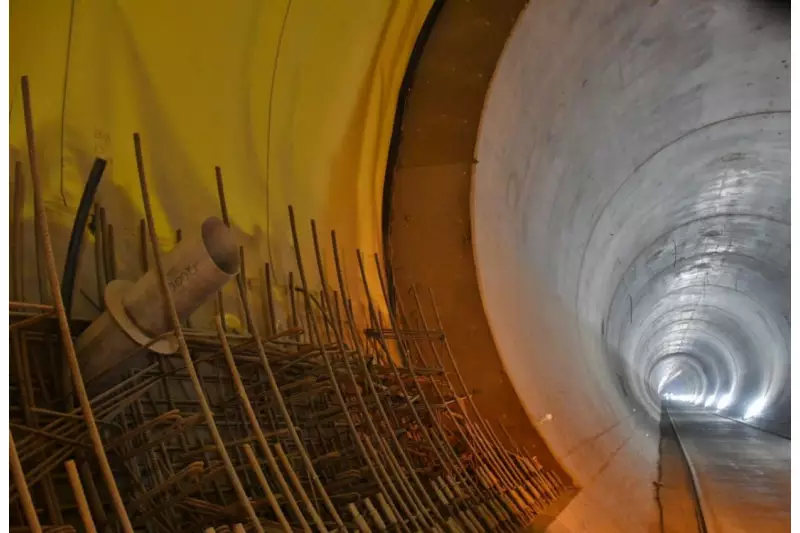 Vorteil TBM. Die Maschine bohrt nicht nur schneller, als die Mineure sprengen können, sondern sie hinterlässt eine perfekt ebenmäßige Tunnelschale aus Tübbingen, die im Fildertunnel 45 bis 60 cm stark sind.