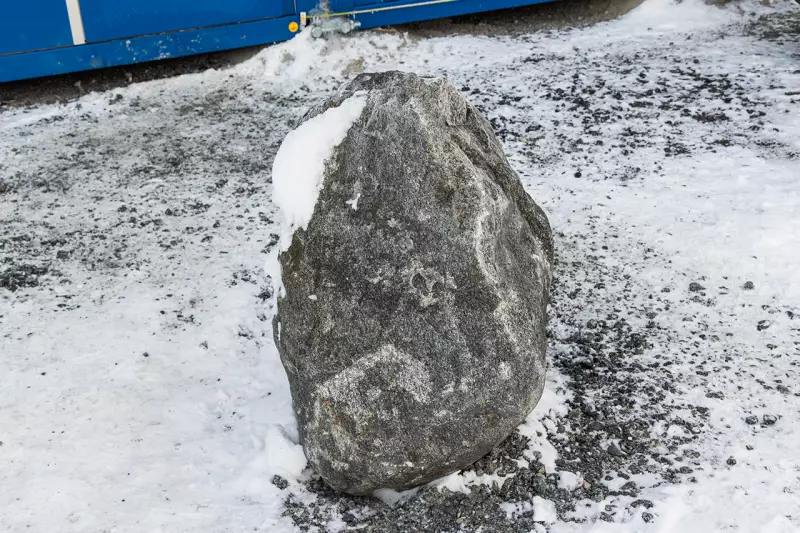 Im Rahmen der Spezialtiefbauarbeiten wurde Granit-Gneis-Findlings in 27 m Tiefe geborgen.