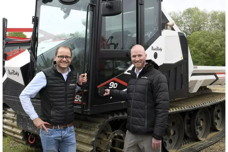 Simon Holland (r.), Business Development Manager PowerBully, öffnet David Kern von Treffpunkt.Bau die Tür zu einer Probefahrt mit extra vielen Höhen und Tiefen. Der PowerBully mit normalem Lenkrad und jeweils einer Vor- und Rückwärtsfahrstufe fährt sich spielend einfach.