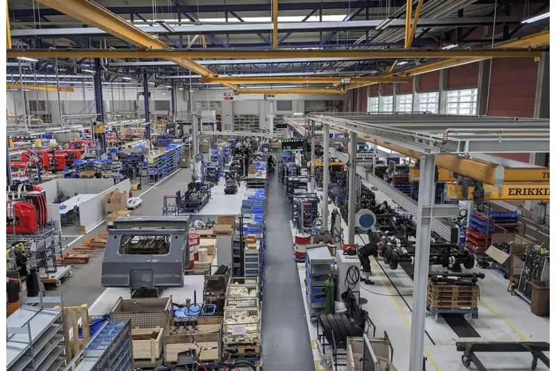 Blick auf die PistenBully Fertigung. Momentan herrscht Hochdruck bei der Pistenraupenproduktion, da im Frühjahr/Sommer für die Herbst/Winter-Schneesaison gefertigt wird. Nur 2 von 100 Fahrzeugen bleiben in Deutschland.