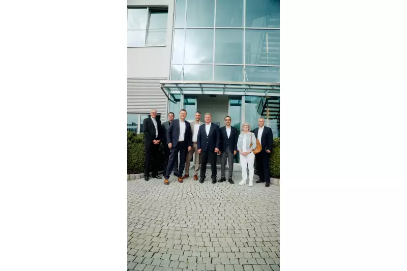 Gruppenfoto vor der Goldhofer-Zentrale: Matthias Ruppel (3.v.l.) und Florian Werner (4.v.l.) hießen Christian Bernreiter (4.v.r.), Klaus Holetschek (3.v.r) und Margareta Böckh (2.v.r.) willkommen.
