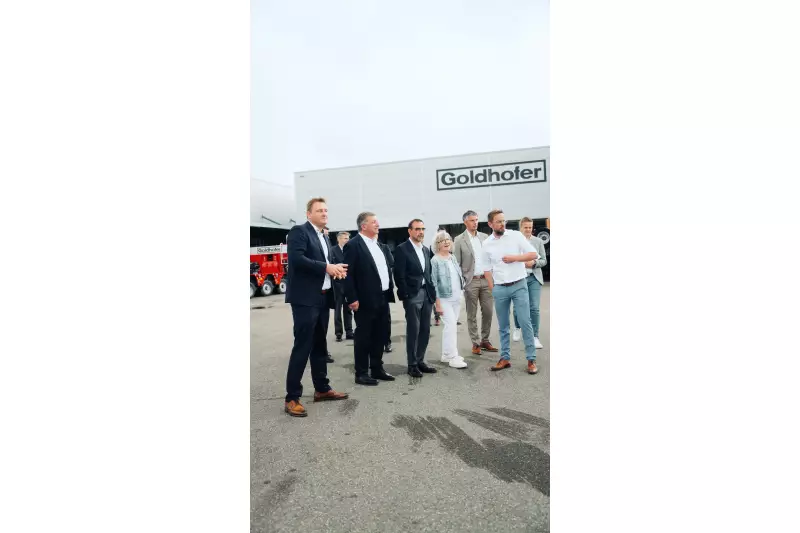 Norbert Berger (2.v.r.) demonstriert mit seinem Team dem hochrangigen Besuch den vollelektrischen Flugzeugschlepper »PHOENIX« E
