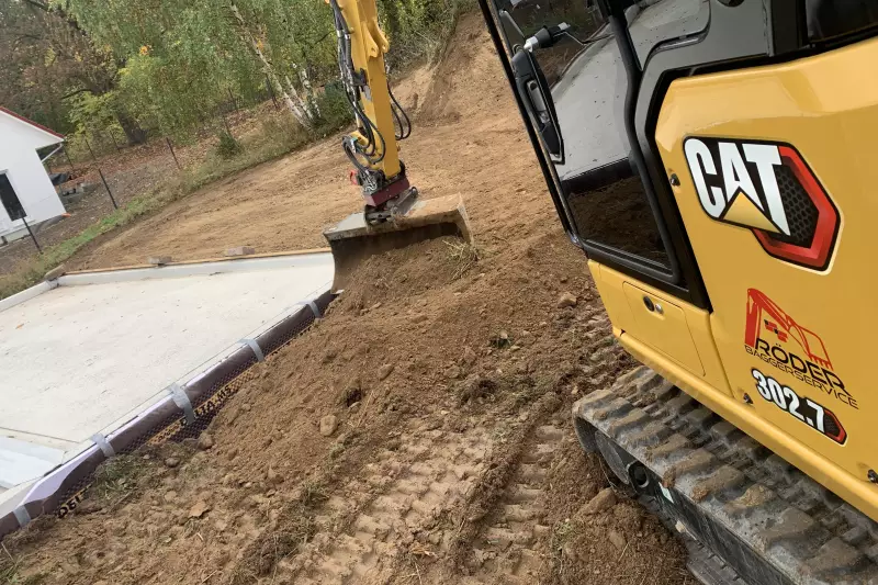 Der mit RotoTop ausgestattete Bagger ganz gleich welcher Größe kann präzise entlang von Begrenzungen arbeiten, ohne dass die Gefahr von Beschädigungen besteht, und spart Handarbeit ein.