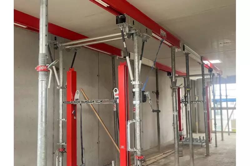 In Zeiten steigender Baukosten, Fachkräftemangel und immer strenger werdenden Arbeitsschutzvorschriften hat die Firma Mayer Schaltechnik eine bahnbrechende Lösung entwickelt: die klappMAX Deckenschalung. Eine innovative Schalbox die als Antwort auf viele Herausforderungen der modernen Bauindustrie dienen soll.

