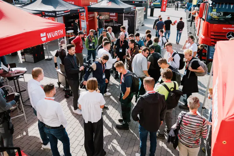 Reger Betrieb am Stand von Würth, wo u.a.  ein Exoskelett getestet werden konnte.