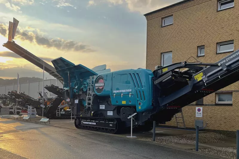 Besonders interessierten sich die Besucher für die vorgestellten Maschinen, darunter der Powerscreen Backenbrecher Premiertrak 450 und die vollelektrische RM 100GO! Hybrid. 