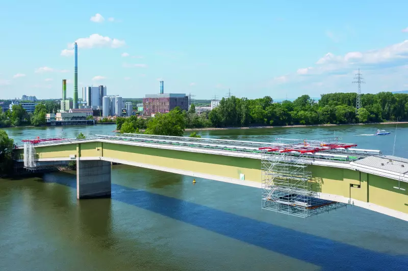 Die 235 m lange BARA-Brücke verbindet den Industriepark Wiesbaden mit der Rheininsel Petersaue und war in den 1970er-Jahren die weitest gespannte Leichtbetonbrücke der Welt.
