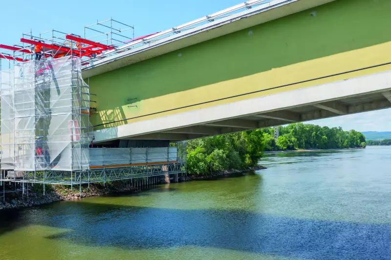 Eine PERI Gerüstlösung in Form zweier fahrbarer Hängegerüste ist Grundlage für die Betriebs- und Versorgungssicherheit während der gesamten Sanierungsphase.
