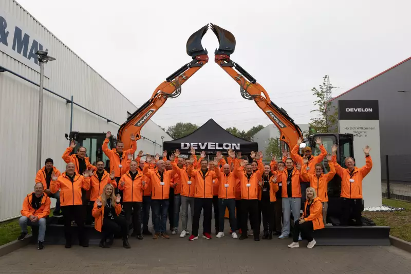 Starkes Team: Die mittlerweile 18 Mitarbeiterinnen und Mitarbeiter sowie acht Servicetechniker begrüßten 300 Interessierte zum Tag der offenen Tür, der erstmals am neuen DEVELON-Standort in Mannheim stattgefunden hat.