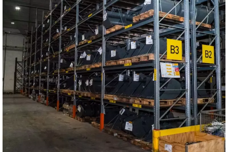 Bis zu 35.000 Anbaugeräte lagern in Schwandorf in chaotischer Lagerhaltung.