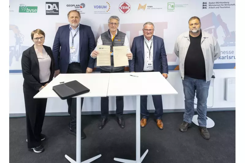 Die Unterzeichnenden des Positionspapiers „Fünf Forderungen der Baubranche, Abbruch- und Recycling- Wirtschaft an die Politik“: Dr. Sarah Brückner (Geschäftsführerin des Fachverbandes Abfall- und Recyclingtechnik/VDMA), Thomas Lück (Vorstandsmitglied/Deutscher Abbruchverband e.V.), Dieter Schnittjer (Geschäftsführer/ Verband der Baubranche,
Umwelt- und Maschinentechnik e.V.), Eric Rehbock (Hauptgeschäftsführer/Bundesverband Sekundärrohstoffe und Entsorgung e.V.) und Klaus Ring (Verband Garten-, Landschafts- und Sportplatzbau Baden-Württemberg e.V.) - (v.l.n.r.).