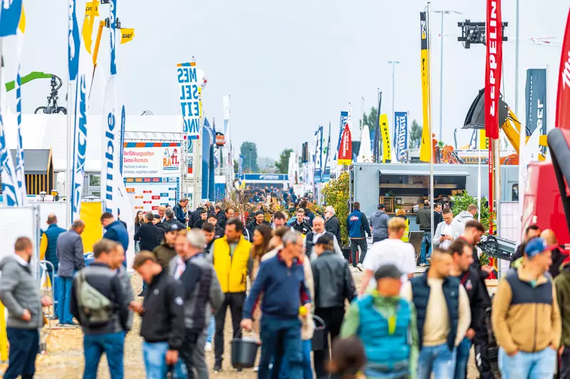 Über alle drei Veranstaltungstage hinweg herrschte reger Andrang auf dem Messegelände und viele Teilnehmende nutzten die RecyclingAKTIV & TiefbauLIVE gezielt, um bestehende Kontakte zu pflegen und neue Kooperationen anzubahnen. Quelle: Messe Karlsruhe/Jürgen Rösner