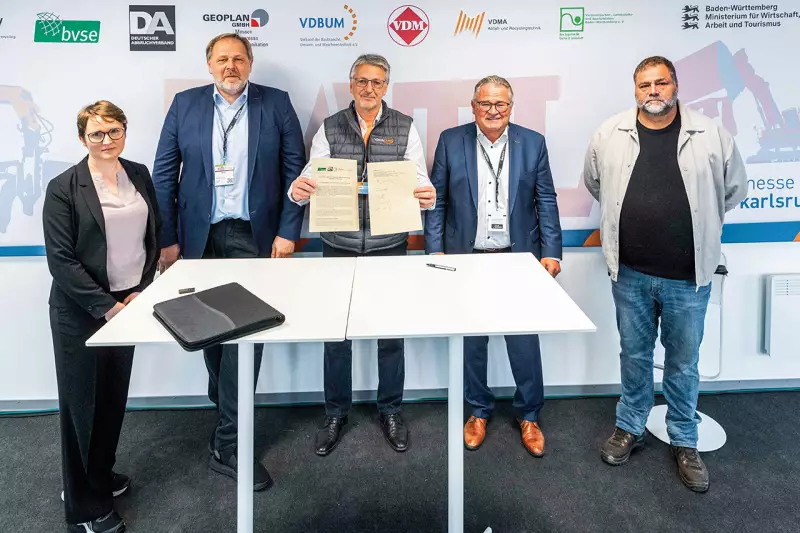 Allianz gegen die Ignoranz. Die fünf im Messebeirat der RATL vertretenen Branchenverbände haben ein Positionspapier mit Forderungen an die Politik unterzeichnet. Von links: Dr. Sarah Brückner, Geschäftsführerin des Fachverbandes Abfall- und Recyclingtechnik/VDMA, Thomas Lück, Vorstandsmitglied Deutscher Abbruchverband, Dieter Schnittjer, Geschäftsführer Verband der Baubranche, Umwelt- und Maschinentechnik, Eric Rehbock, Hauptgeschäftsführer Bundesverband Sekundärrohstoffe und Entsorgung, und Klaus Ring, Verband Garten-, Landschafts- und Sportplatzbau Baden-Württemberg. Quelle: Messe Karlsruhe/Jürgen Rösner