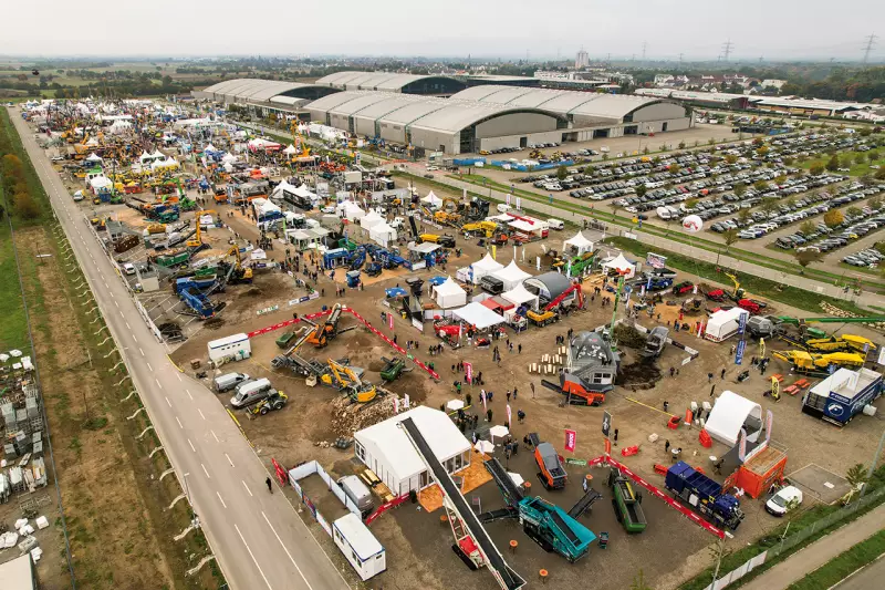 Die RecyclingAKTIV & TiefbauLIVE 2025 zeigte in Karlsruhe eindrucksvoll, dass die Branche trotz wirtschaftlicher Unsicherheiten voller Tatkraft steckt: Volle Ausstellungsflächen, internationale Besucher und ein deutlich gestiegener Anteil an Fachpublikum sorgten für eine positive Stimmung. Zwischen praxisnahen Live-Demonstrationen und konkreten Investitionsgesprächen wurde zugleich der Ruf nach verlässlichen politischen Rahmenbedingungen laut, um die Innovationskraft der Unternehmen weiter zu stärken. Quelle: Treffpunkt.Bau
