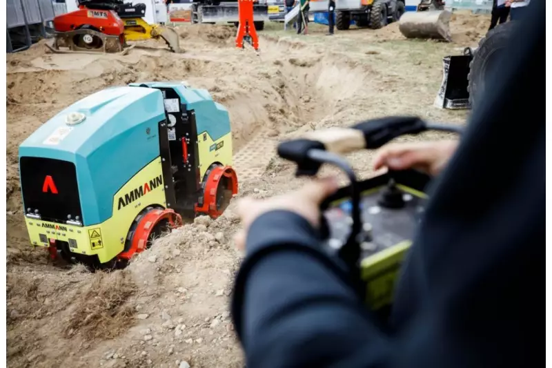 Auf der Musterbaustelle Kanalbau konnten Besucher Spezialwerkzeuge wie Anbauverdichter, Schaufelseparatoren und andere Arbeitsgeräte wie diese ferngesteuerte Ammann-Grabenwalze sehen.