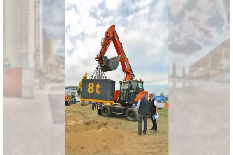 8 Tonnen sind für den MX18 City-Bagger kein Problem – eindrucksvoll bewiesen bei den Live-Demonstrationen auf den Aktionsflächen. Zum 60. Firmenjubiläum war Hydrema auch mit eigenem Stand auf der Messe vertreten.