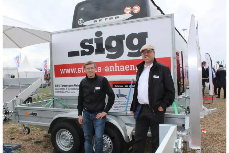(V.l.) Frederik Thieme, Assistent der Geschäftsführung, sowie Klaus-Peter Sigg, Geschäftsführer Sigg-Fahrzeugbau, zeigten sich vom Interesse des Fachpublikums in Karlsruhe begeistert. Ihre Anhänger zeichnen sich durch eine besonders hohe Qualität aus.