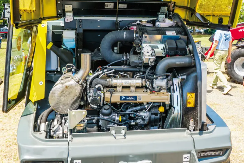 Der Platz im Maschinenraum ist knapp und wertvoll. Im 4-t-Radlader Wacker Neuson WL750 demonstriert ein Rehlko KDI 1903 TCR Dreizylinder mit 42 kW, wie moderne Dieselmotoren Kraft und Kompakteinheit vereinen. Foto: Treffpunkt.Bau