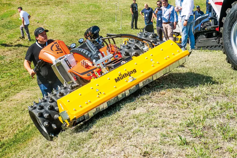 Hangtauglichkeit stellte Aurel Walch, veantwortlich für den Vertrieb bei Terratec unter Beweis: Der Ibex G3-V ist ein kompakter Einachstraktor mit 35-PS-Rehlko-Motor, Allradantrieb und optionalem AX-Modul für sicheres Arbeiten an Hängen sowie in schwierigem Gelände. Quelle: Treffpunkt.Bau