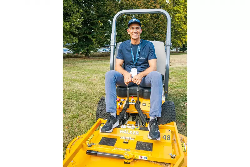 Nino De Giglio, Senior Marketingmanager bei Rehlko, testete einen Nullwendekreis-Rasenmäher. Die Maschinen sind in den USA ein wichtiges Segment für den Hersteller. Quelle: Treffpunkt.Bau
