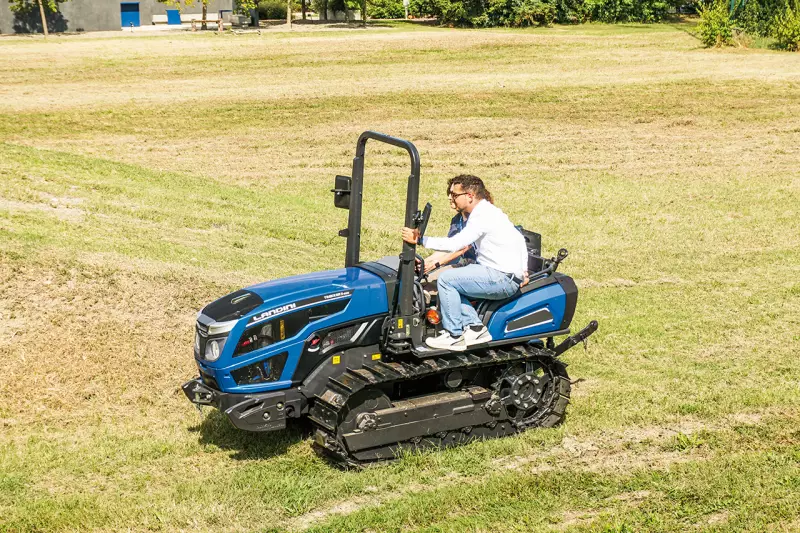 Stark bei Platzmangel: Der Landini Trekker 3 ist ein kompakter Raupentraktor für enge Reb- und Obstplantagen. Ausgestattet ist er mit einem Stage V 75-PS-Rehlko-KDI-2504-TCR-Motor. Quelle: Treffpunkt.Bau
