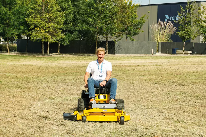 Rasenpflege ist Chefsache: Auch Bernd Mair nahm auf einem der Rasenmäher Platz. Die zwei Vorführmodelle waren mit leistungsstarken Benzinmotoren der Serien KT722, ECH730 und ECV940 ausgestattet. Quelle: Treffpunkt.Bau