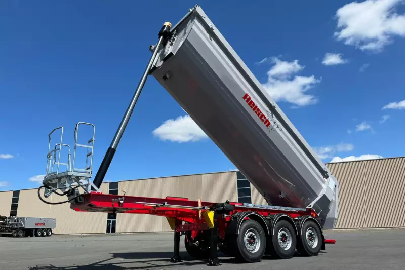 Die Reisch GmbH führt unter der Verantwortung von Artur Neubauer einen neuen Premium-Standard für Stahlrahmen ein, der Strahlen, Metallisieren, Grundieren und Lackieren zu einem mehrstufigen Korrosionsschutzsystem kombiniert. Ziel sind eine deutlich höhere Lebensdauer, bessere Reparierbarkeit, geringere Wartungskosten sowie ein nachhaltigerer Werterhalt, abgesichert durch eine 5-Jahres-Garantie auf den Korrosionsschutz.