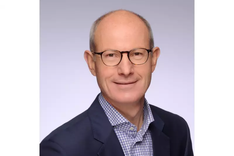 Antoine Duclaux tritt die Nachfolge von Bruno Blin an und bringt umfassende Expertise aus Strategie, Audit und internationalem Management in seine neue Rolle als CEO von Renault Trucks ein.