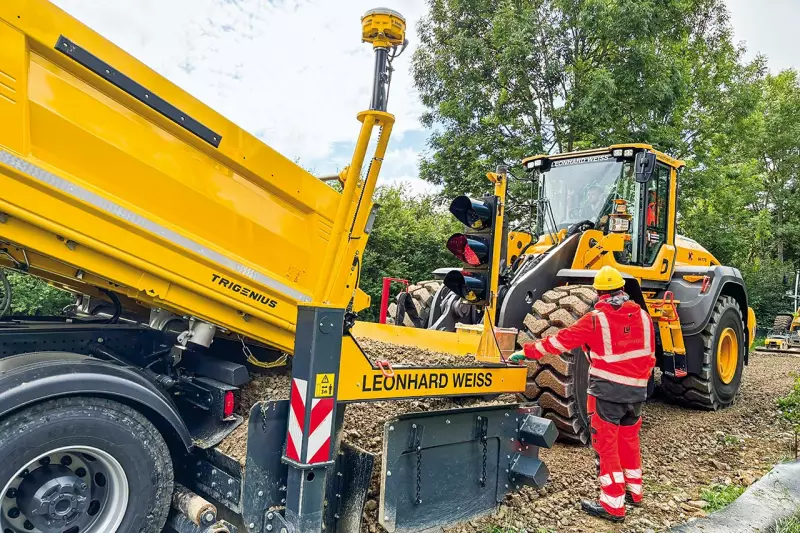 Leonhard Weiss setzt den Reptail SM vorwiegend für kleinere Wegebaumaßnahmen ein. Für maximale Präzision wurde eine Trimble Earthwork 3D-Maschinensteuerung nachgerüstet. Die Ampel hilft bei der Kommunikation mit dem Lkw-Fahrer. Quelle: Leonhard Weiss