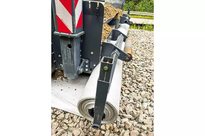 Spart Zeit und Sprit. Fleece verlegen, Material aufbringen und auf die gewünschte Breite sowie Höhe profilieren geschieht mit dem Reptail in einem Arbeitsgang. Quelle: Leonhard Weiss