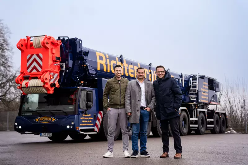 FotoCredit/Gruppenfoto: Liebherr / von links: Anton Pätzold, Matthias Richter und Martin Krusche
