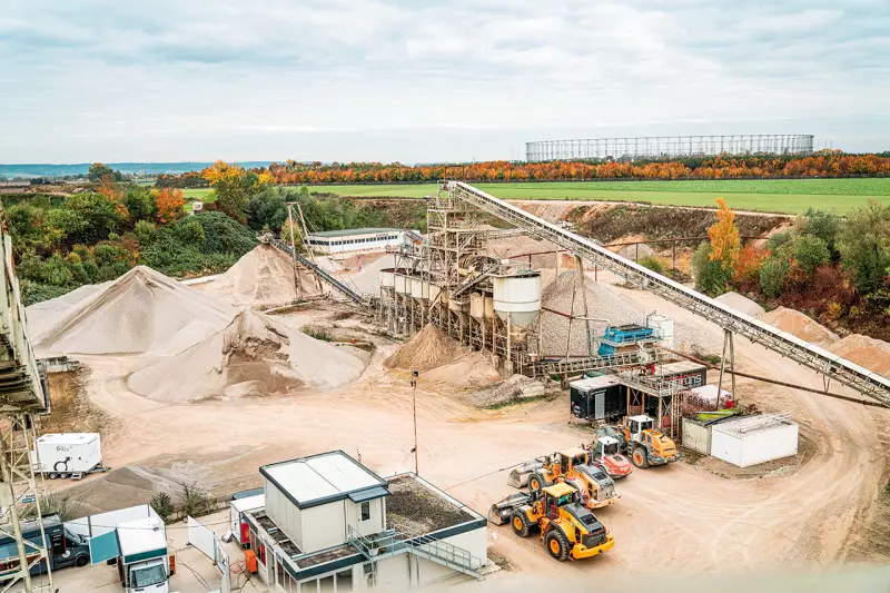 Das Kieswerk in Gersthofen bot beim Ride & Drive 2025 ideale Bedingungen für praxisnahe Testfahrten. Auf acht Strecken wurden Straßen-, Schotter- und Geländepassagen kombiniert. Quelle: Ride & Drive
