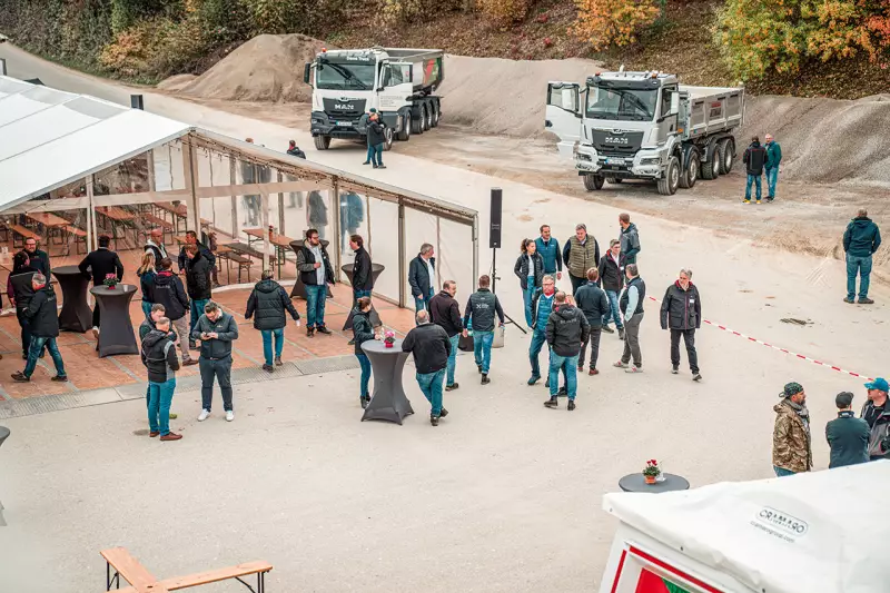 Rund 200 Fachbesucherinnen und Fachbesucher aus mehr als 60 Unternehmen informierten sich vor Ort über den aktuellen Stand der Baustellenlogistik und nutzten die Gelegenheit für Testfahrten. Quelle: Ride & Drive
