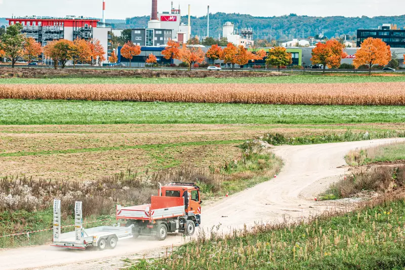 Leichte Baustellenlogistik im Praxistest: Der MAN TGL mit Humbaur-Anhänger absolvierte mehrere Runden abseits des Kieswerks. Quelle: Ride & Drive
