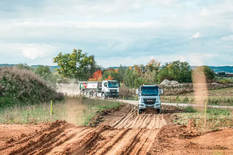 Staub, Schotter und Steigungen: MAN, Kögel und Humbaur zeigten im Kieswerk Gersthofen, wie ihre Fahrzeuge unter realen Bedingungen zusammenwirken. Quelle: Ride & Drive 